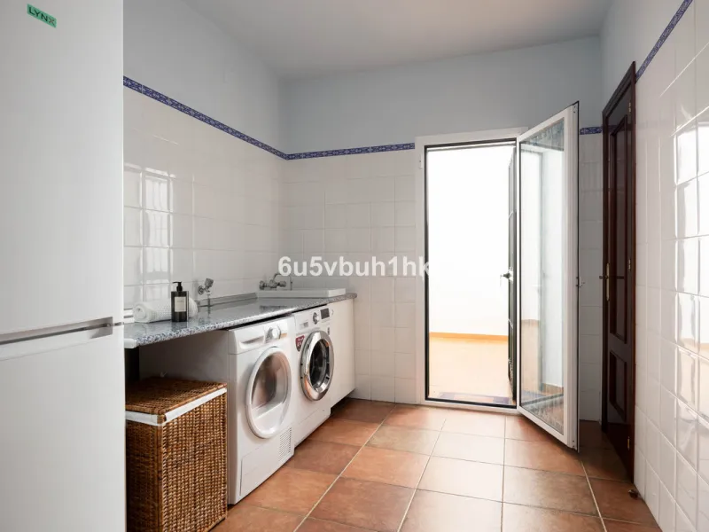 House - Townhouse в продаже в Málaga, Málaga. В доме 5 спален и 3 ванных комнат. Площадь дома 275 м². Площадь участка 620 м²