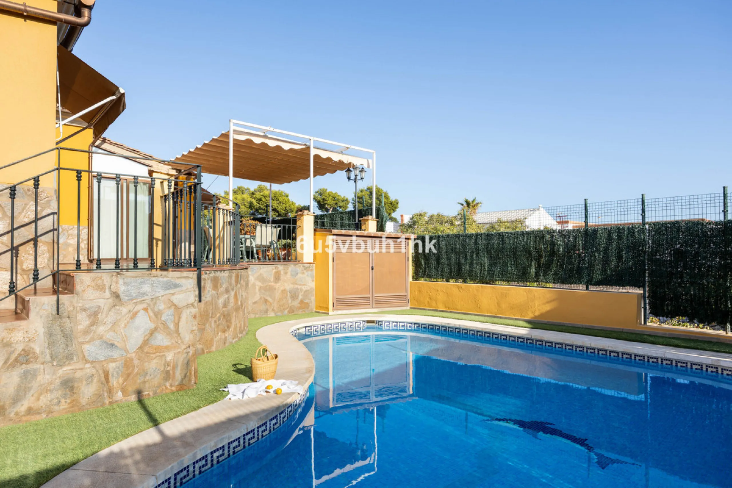 House - Townhouse в продаже в Málaga, Málaga. В доме 5 спален и 3 ванных комнат. Площадь дома 275 м². Площадь участка 620 м²