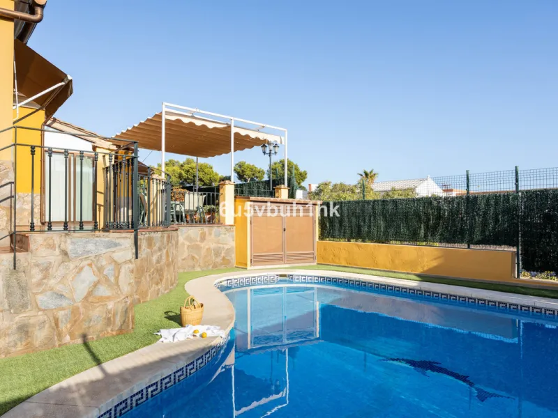 House - Townhouse в продаже в Málaga, Málaga. В доме 5 спален и 3 ванных комнат. Площадь дома 275 м². Площадь участка 620 м²