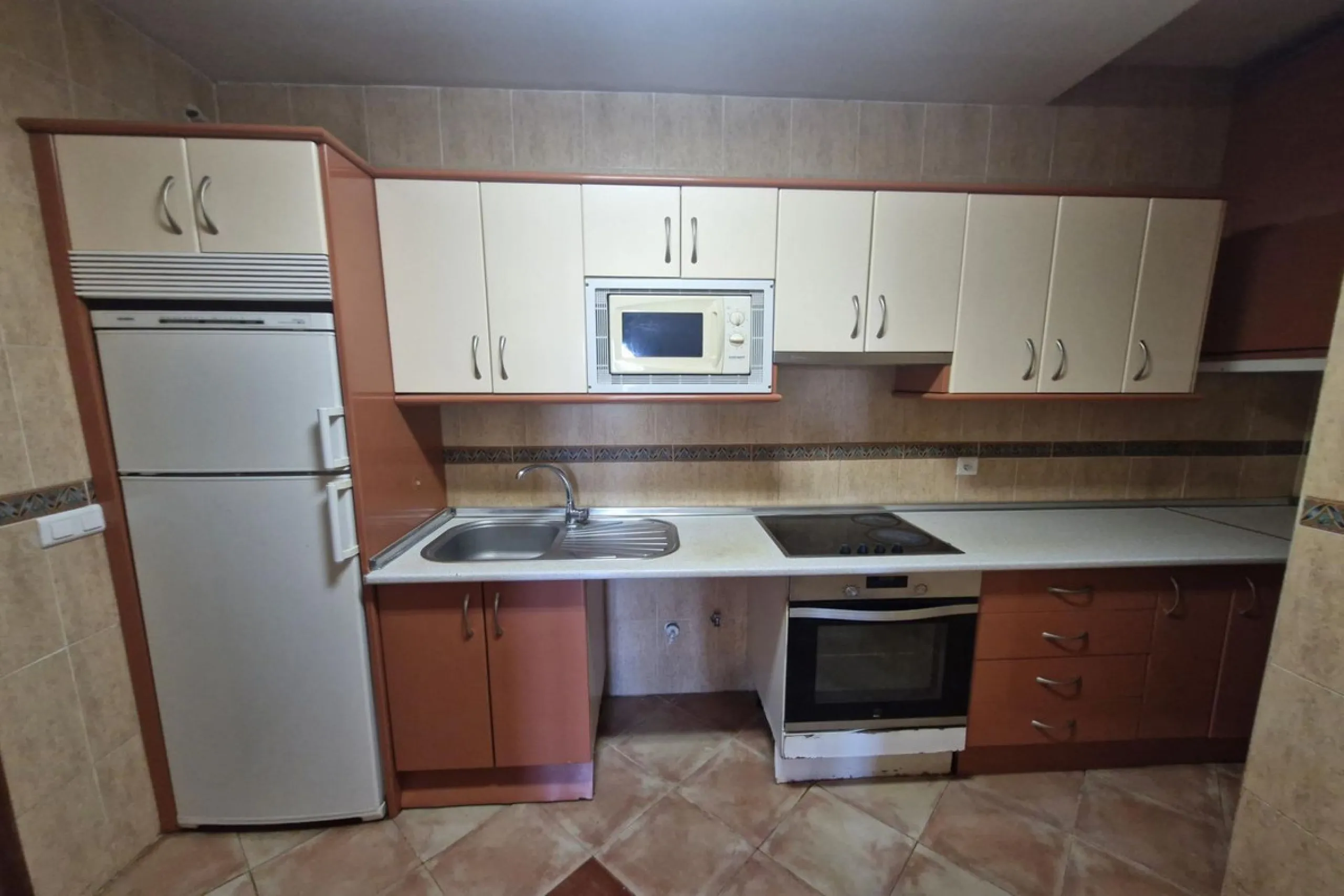 Set in the peaceful countryside on the outskirts of Coín, this charming 3-bedroom, 2-bathroom finca offers space, privacy, and beautiful open views across the surrounding mountains and cocuntryside.