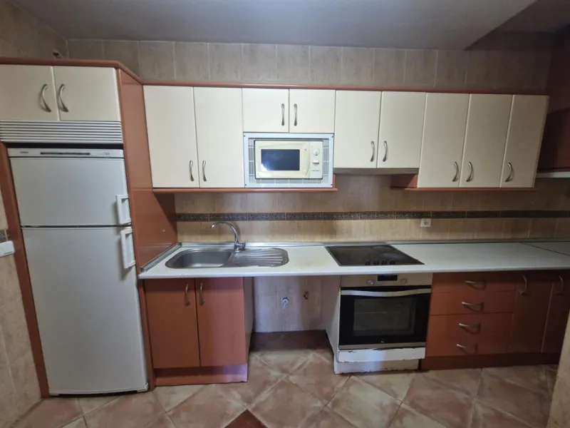 Set in the peaceful countryside on the outskirts of Coín, this charming 3-bedroom, 2-bathroom finca offers space, privacy, and beautiful open views across the surrounding mountains and cocuntryside.