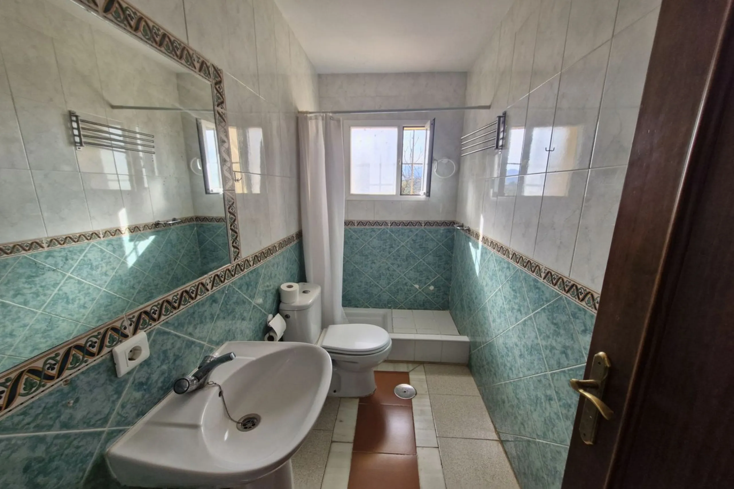 Set in the peaceful countryside on the outskirts of Coín, this charming 3-bedroom, 2-bathroom finca offers space, privacy, and beautiful open views across the surrounding mountains and cocuntryside.