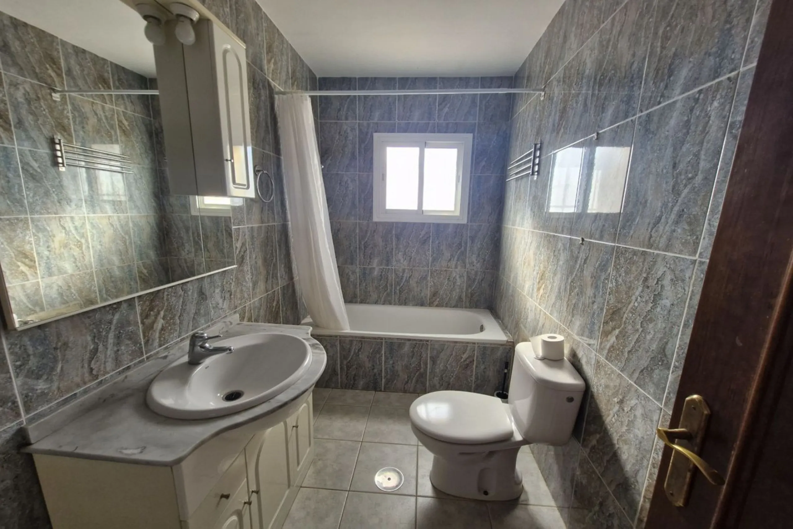 Set in the peaceful countryside on the outskirts of Coín, this charming 3-bedroom, 2-bathroom finca offers space, privacy, and beautiful open views across the surrounding mountains and cocuntryside.