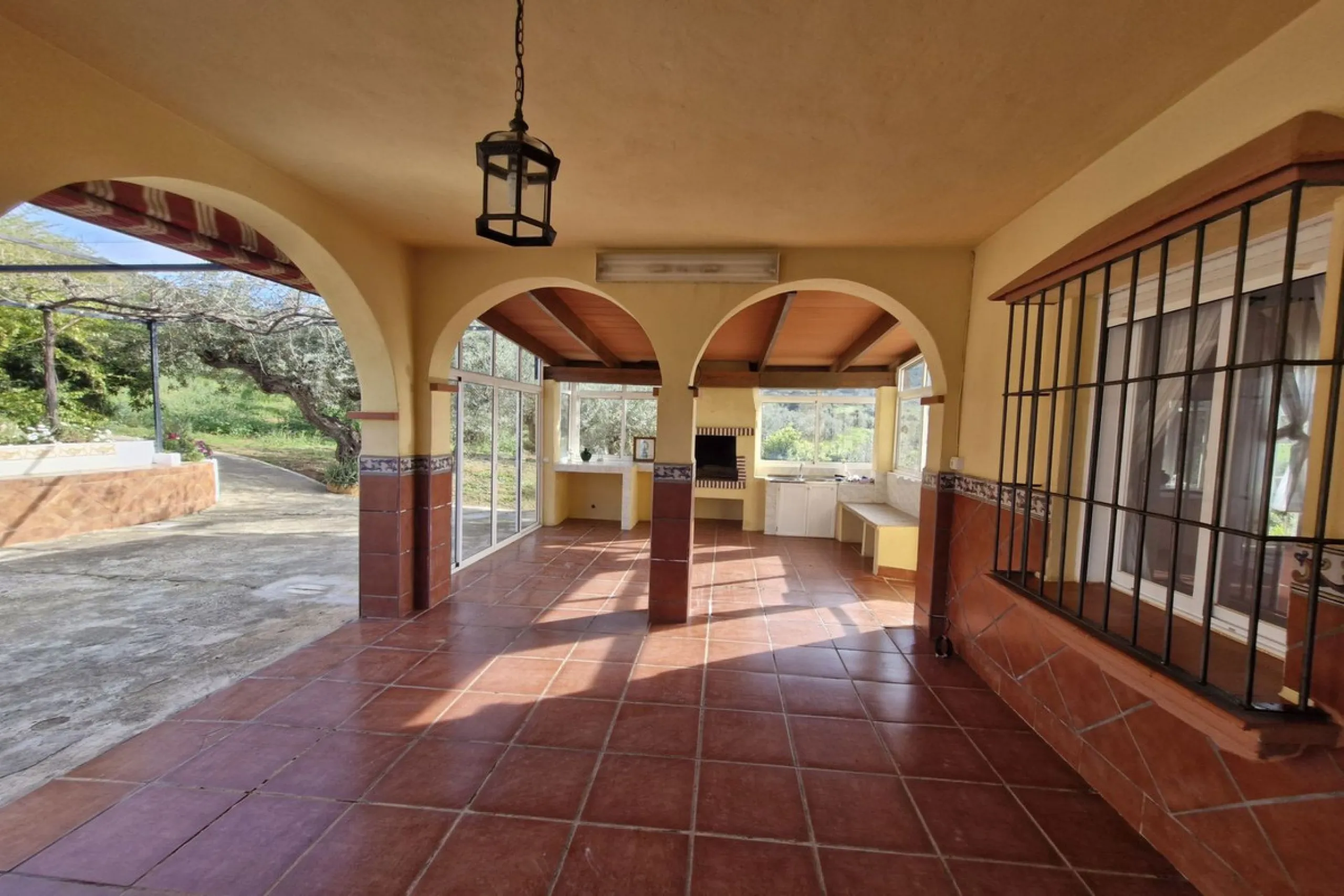 Set in the peaceful countryside on the outskirts of Coín, this charming 3-bedroom, 2-bathroom finca offers space, privacy, and beautiful open views across the surrounding mountains and cocuntryside.