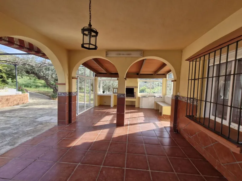 Set in the peaceful countryside on the outskirts of Coín, this charming 3-bedroom, 2-bathroom finca offers space, privacy, and beautiful open views across the surrounding mountains and cocuntryside.