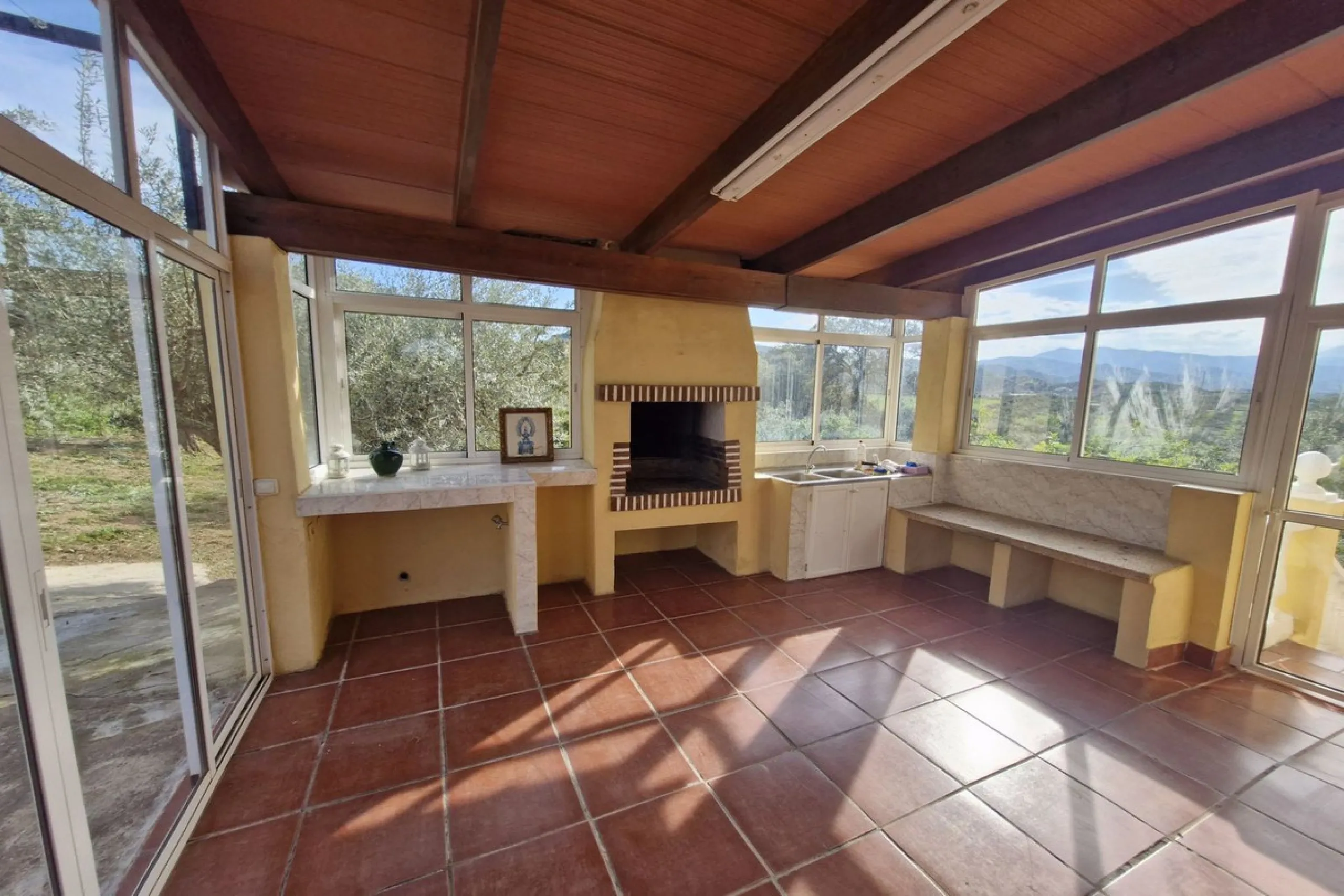 Set in the peaceful countryside on the outskirts of Coín, this charming 3-bedroom, 2-bathroom finca offers space, privacy, and beautiful open views across the surrounding mountains and cocuntryside.