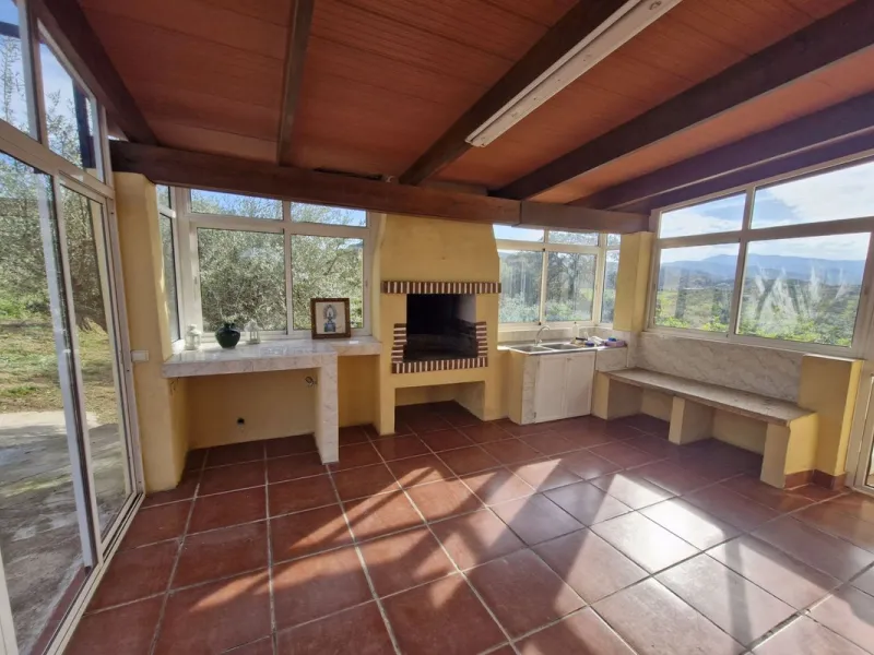 Set in the peaceful countryside on the outskirts of Coín, this charming 3-bedroom, 2-bathroom finca offers space, privacy, and beautiful open views across the surrounding mountains and cocuntryside.