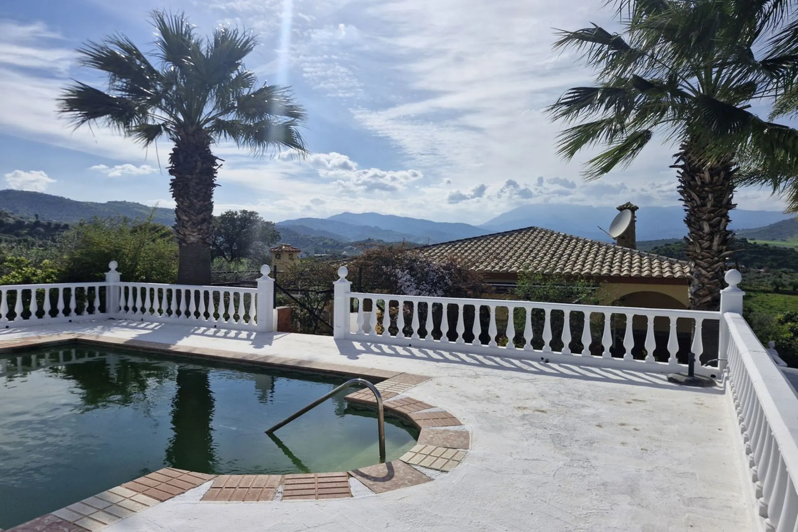 Set in the peaceful countryside on the outskirts of Coín, this charming 3-bedroom, 2-bathroom finca offers space, privacy, and beautiful open views across the surrounding mountains and cocuntryside.