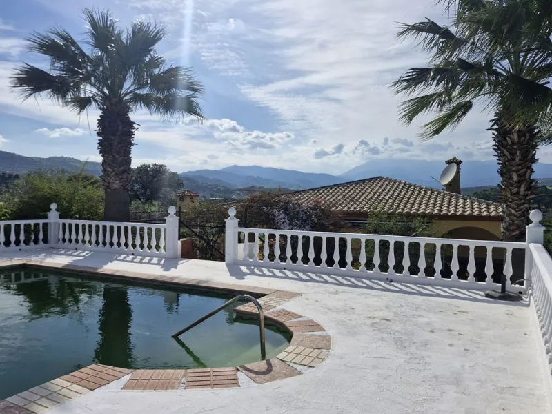 Set in the peaceful countryside on the outskirts of Coín, this charming 3-bedroom, 2-bathroom finca offers space, privacy, and beautiful open views across the surrounding mountains and cocuntryside.
