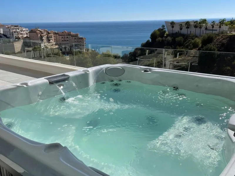 Luxury Apartment with tourist license for Sale in Benalmádena  The one– sea views - Jacuzzi - 2 parking spaces -direct access to apartment with llift