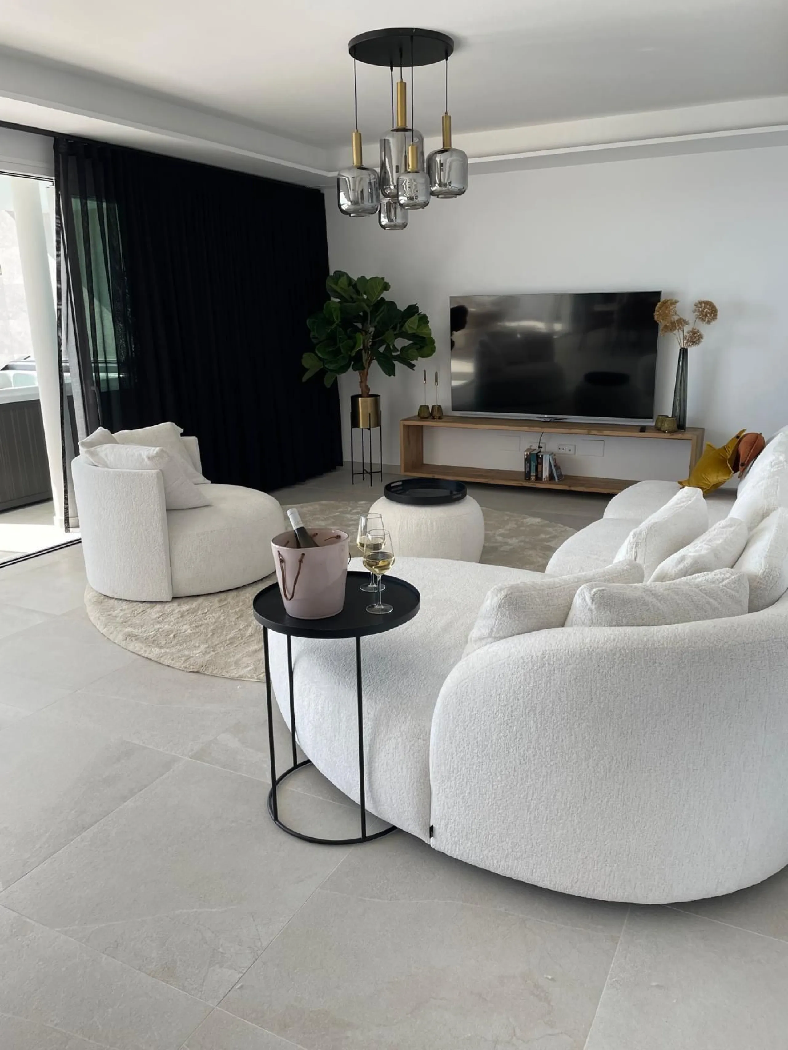 Luxury Apartment with tourist license for Sale in Benalmádena  The one– sea views - Jacuzzi - 2 parking spaces -direct access to apartment with llift