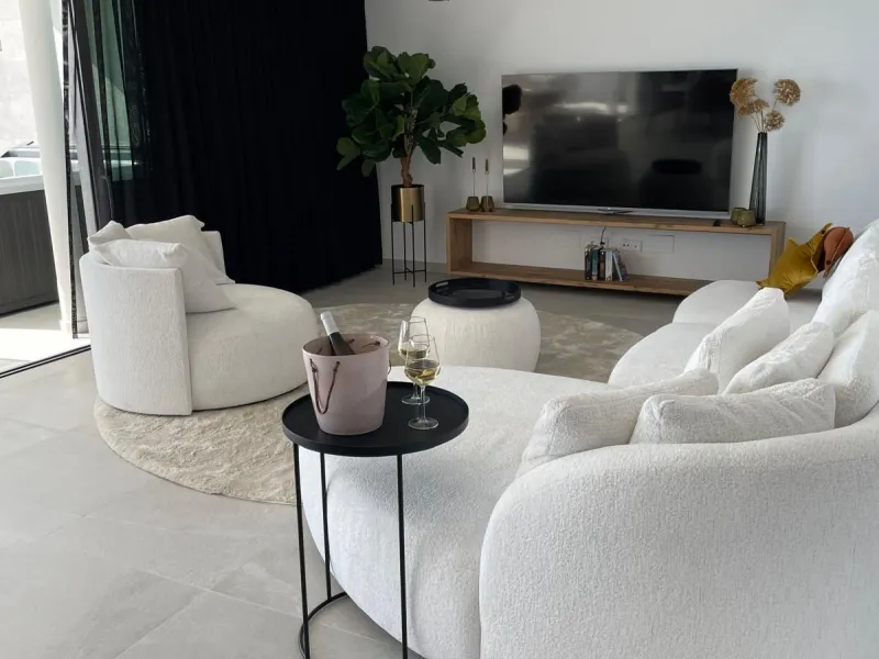 Luxury Apartment with tourist license for Sale in Benalmádena  The one– sea views - Jacuzzi - 2 parking spaces -direct access to apartment with llift