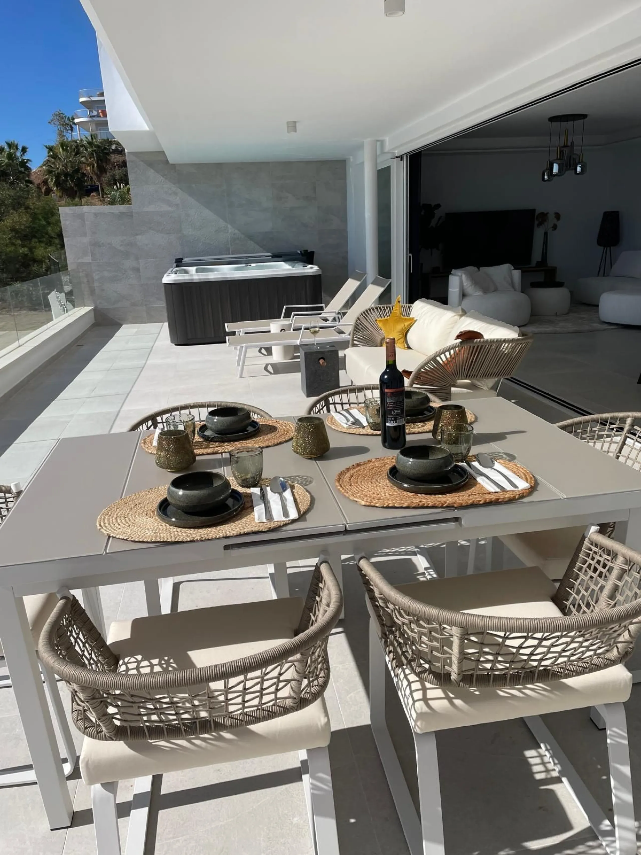 Luxury Apartment with tourist license for Sale in Benalmádena  The one– sea views - Jacuzzi - 2 parking spaces -direct access to apartment with llift