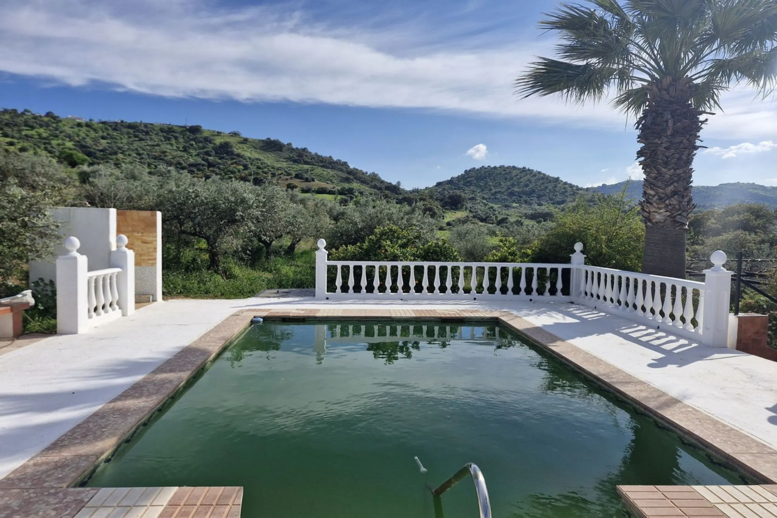 Set in the peaceful countryside on the outskirts of Coín, this charming 3-bedroom, 2-bathroom finca offers space, privacy, and beautiful open views across the surrounding mountains and cocuntryside.