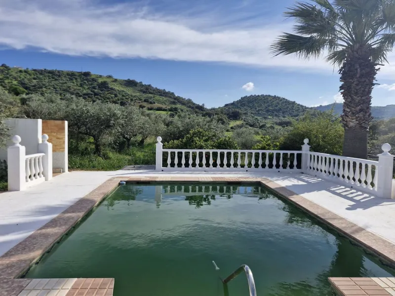 Set in the peaceful countryside on the outskirts of Coín, this charming 3-bedroom, 2-bathroom finca offers space, privacy, and beautiful open views across the surrounding mountains and cocuntryside.