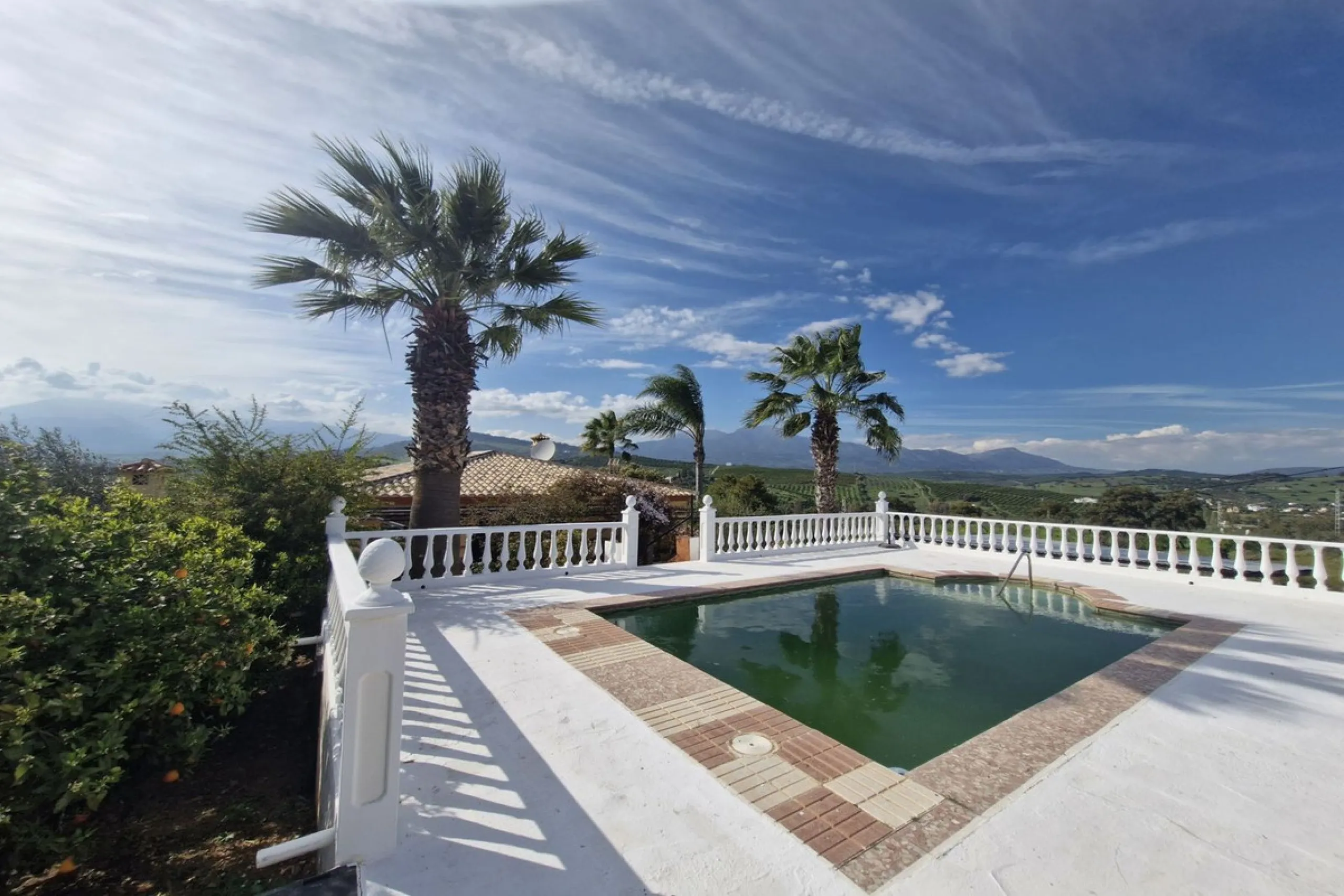 Set in the peaceful countryside on the outskirts of Coín, this charming 3-bedroom, 2-bathroom finca offers space, privacy, and beautiful open views across the surrounding mountains and cocuntryside.
