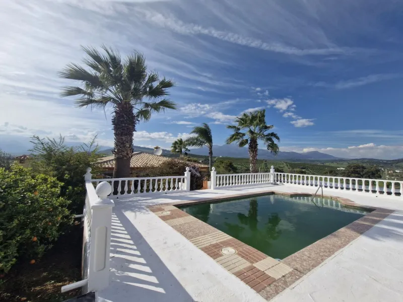 Set in the peaceful countryside on the outskirts of Coín, this charming 3-bedroom, 2-bathroom finca offers space, privacy, and beautiful open views across the surrounding mountains and cocuntryside.