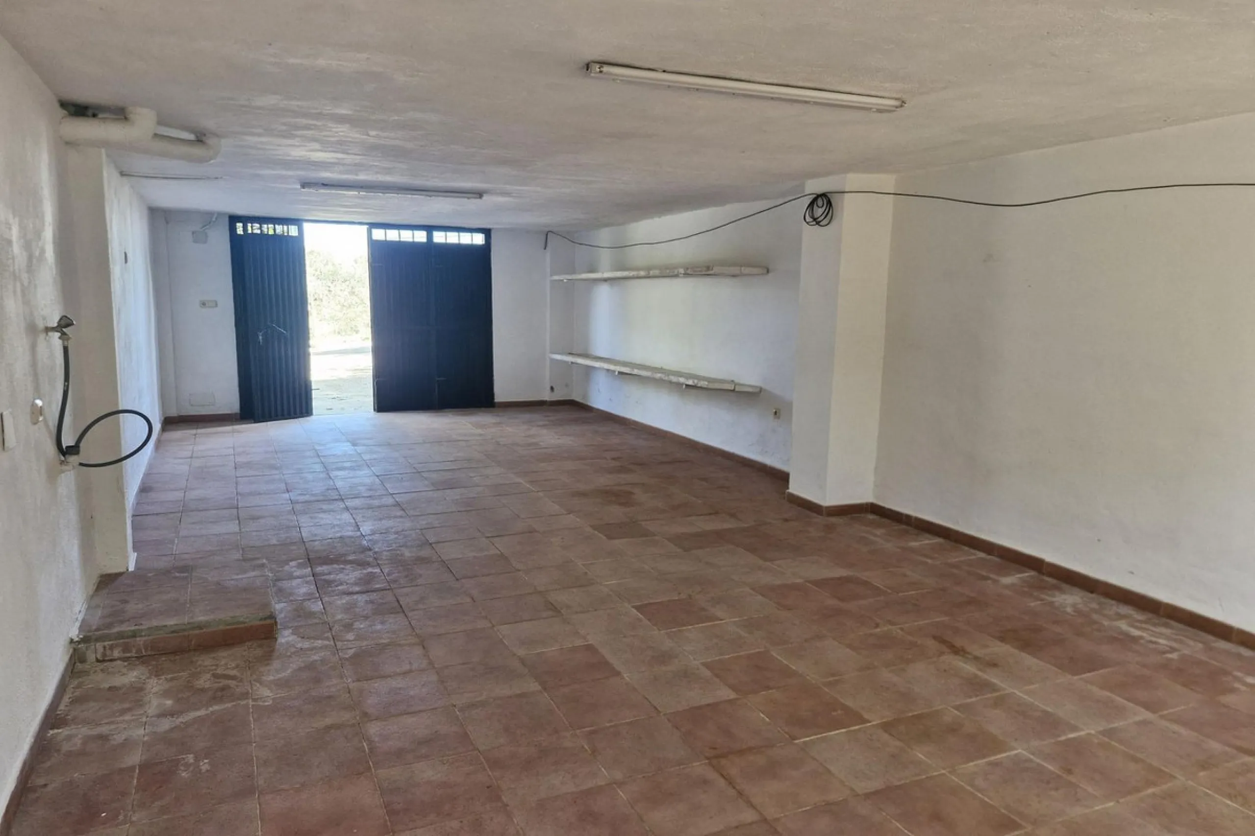 Set in the peaceful countryside on the outskirts of Coín, this charming 3-bedroom, 2-bathroom finca offers space, privacy, and beautiful open views across the surrounding mountains and cocuntryside.