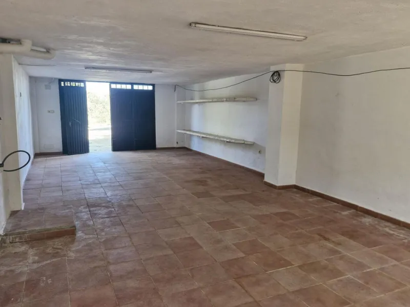 Set in the peaceful countryside on the outskirts of Coín, this charming 3-bedroom, 2-bathroom finca offers space, privacy, and beautiful open views across the surrounding mountains and cocuntryside.