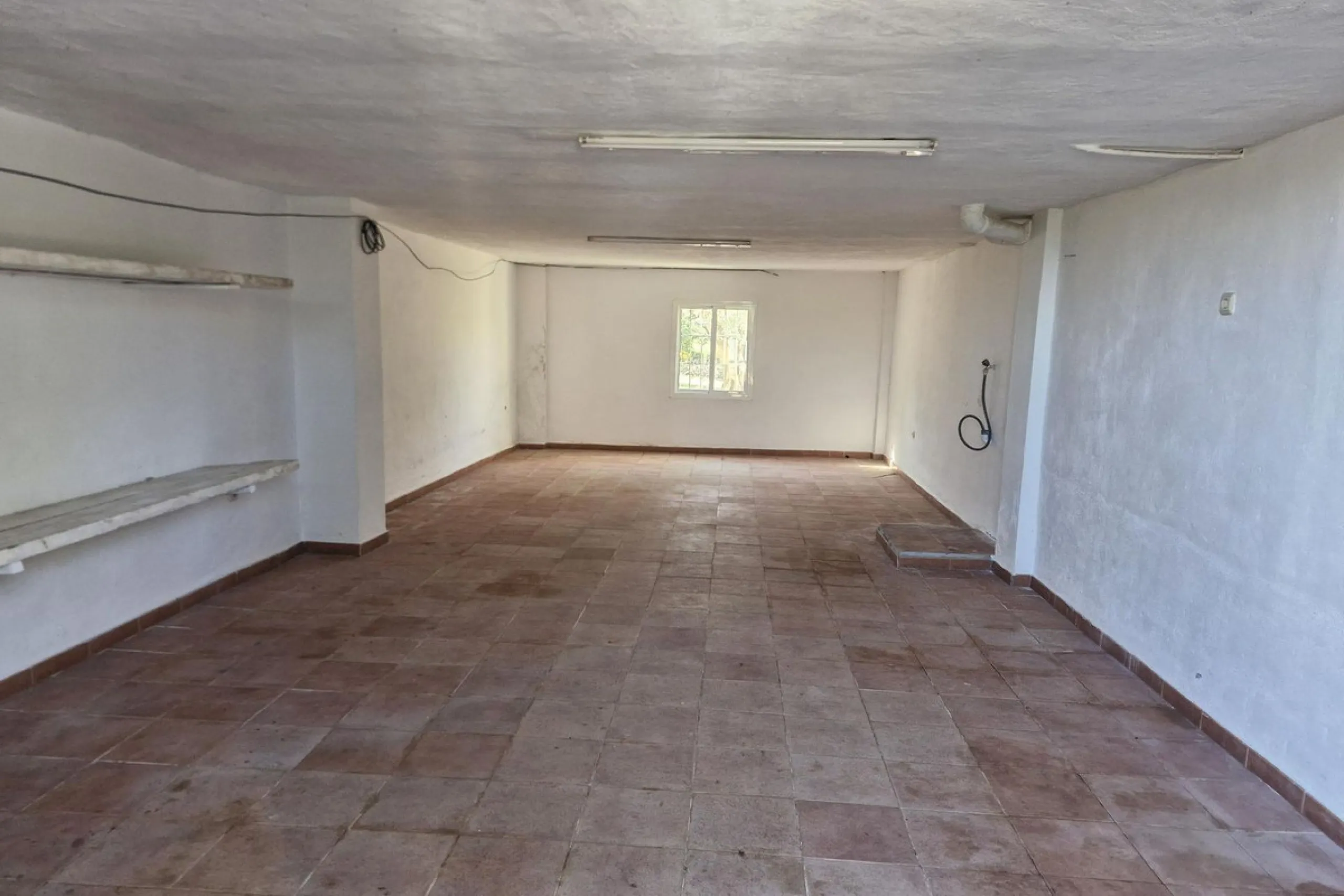 Set in the peaceful countryside on the outskirts of Coín, this charming 3-bedroom, 2-bathroom finca offers space, privacy, and beautiful open views across the surrounding mountains and cocuntryside.