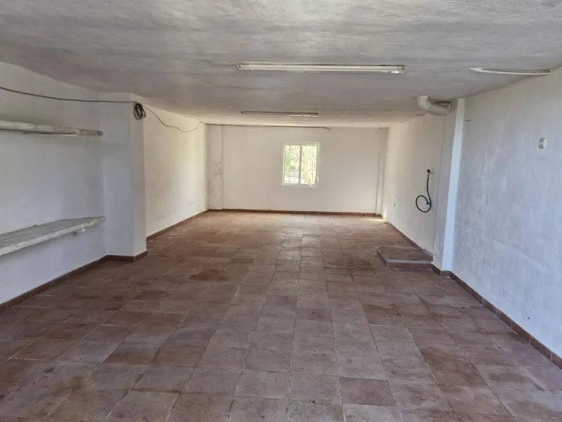 Set in the peaceful countryside on the outskirts of Coín, this charming 3-bedroom, 2-bathroom finca offers space, privacy, and beautiful open views across the surrounding mountains and cocuntryside.