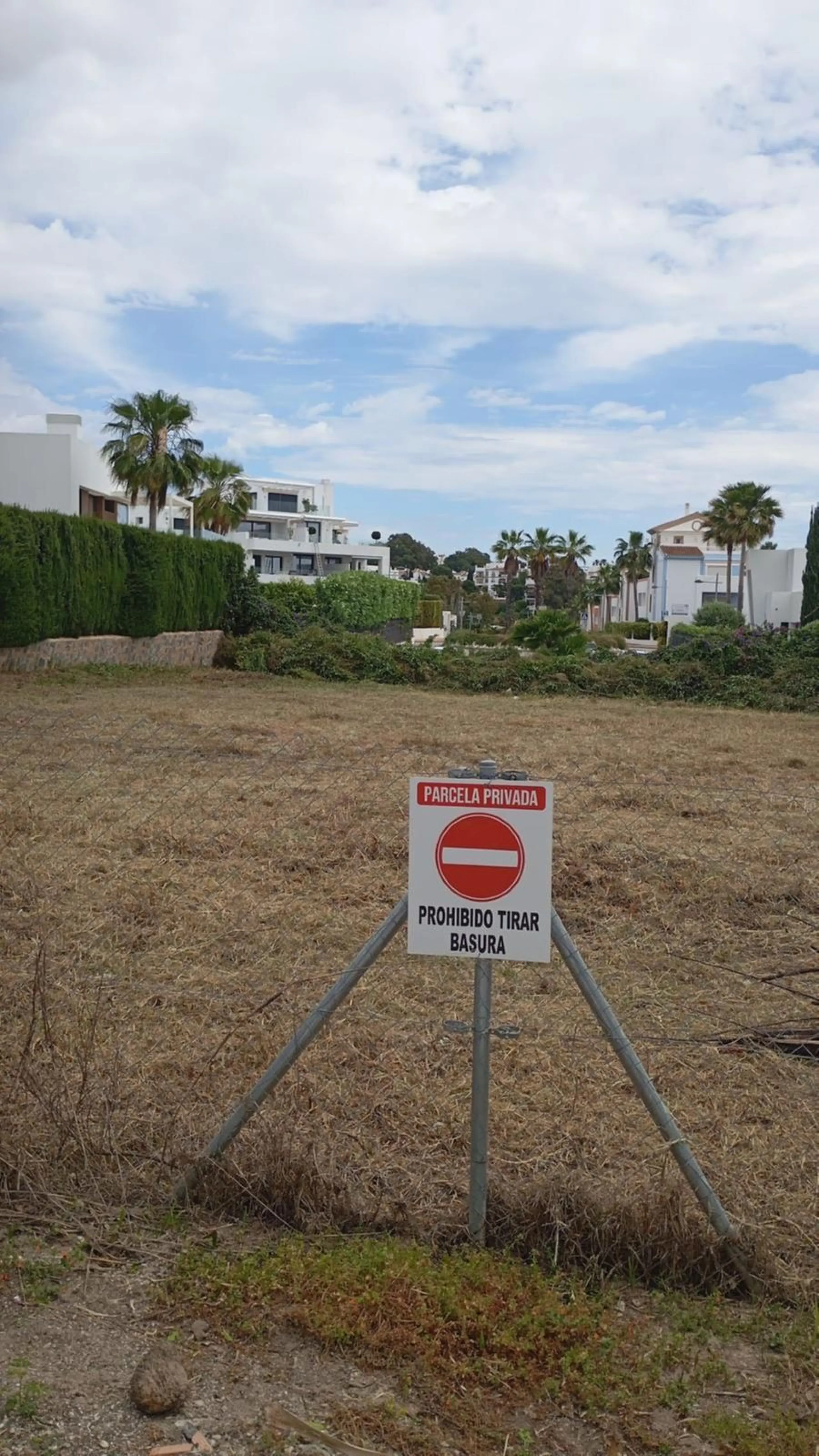 Located in the well-established urbanisation of El Pilar, this plot offers a prime position close to supermarkets, restaurants, and all amenities. Just 15 minutes from San Pedro and Puerto Banús, it's an ideal setting for building your dream home.