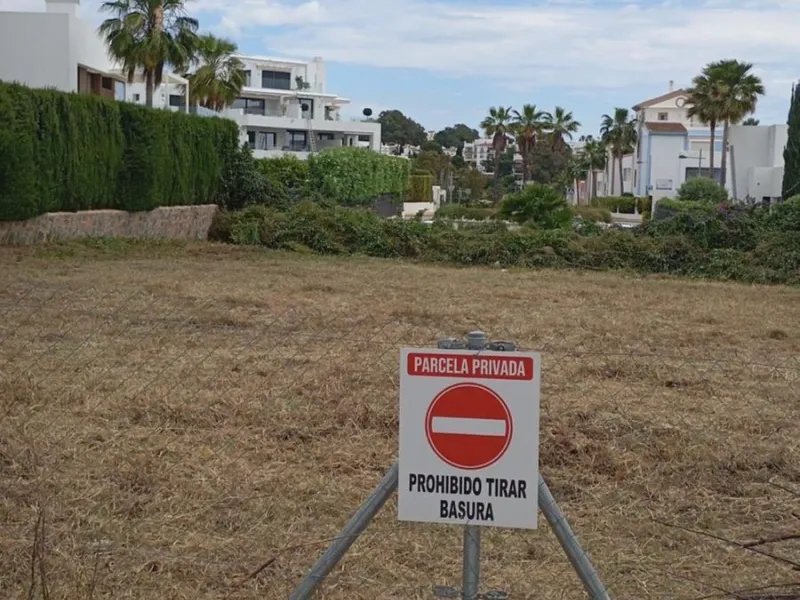 Located in the well-established urbanisation of El Pilar, this plot offers a prime position close to supermarkets, restaurants, and all amenities. Just 15 minutes from San Pedro and Puerto Banús, it's an ideal setting for building your dream home.