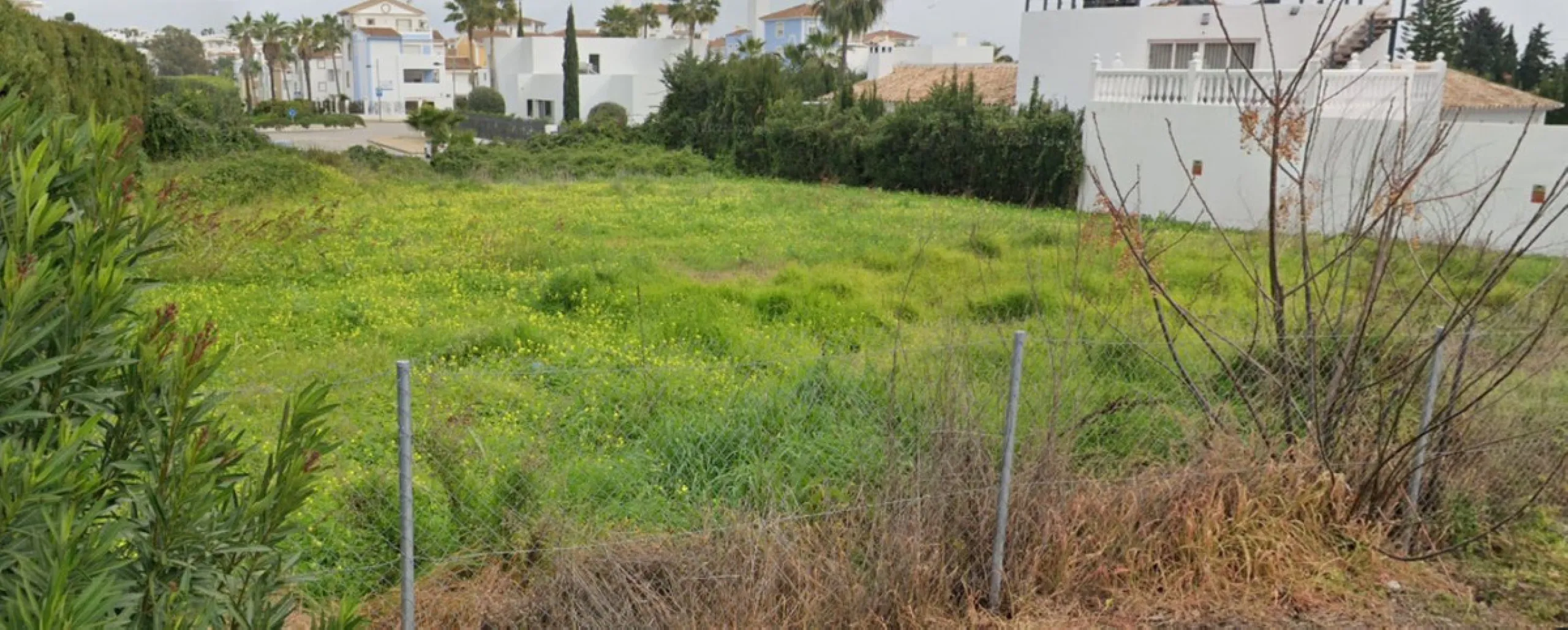 Located in the well-established urbanisation of El Pilar, this plot offers a prime position close to supermarkets, restaurants, and all amenities. Just 15 minutes from San Pedro and Puerto Banús, it's an ideal setting for building your dream home.