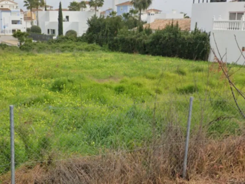 Located in the well-established urbanisation of El Pilar, this plot offers a prime position close to supermarkets, restaurants, and all amenities. Just 15 minutes from San Pedro and Puerto Banús, it's an ideal setting for building your dream home.