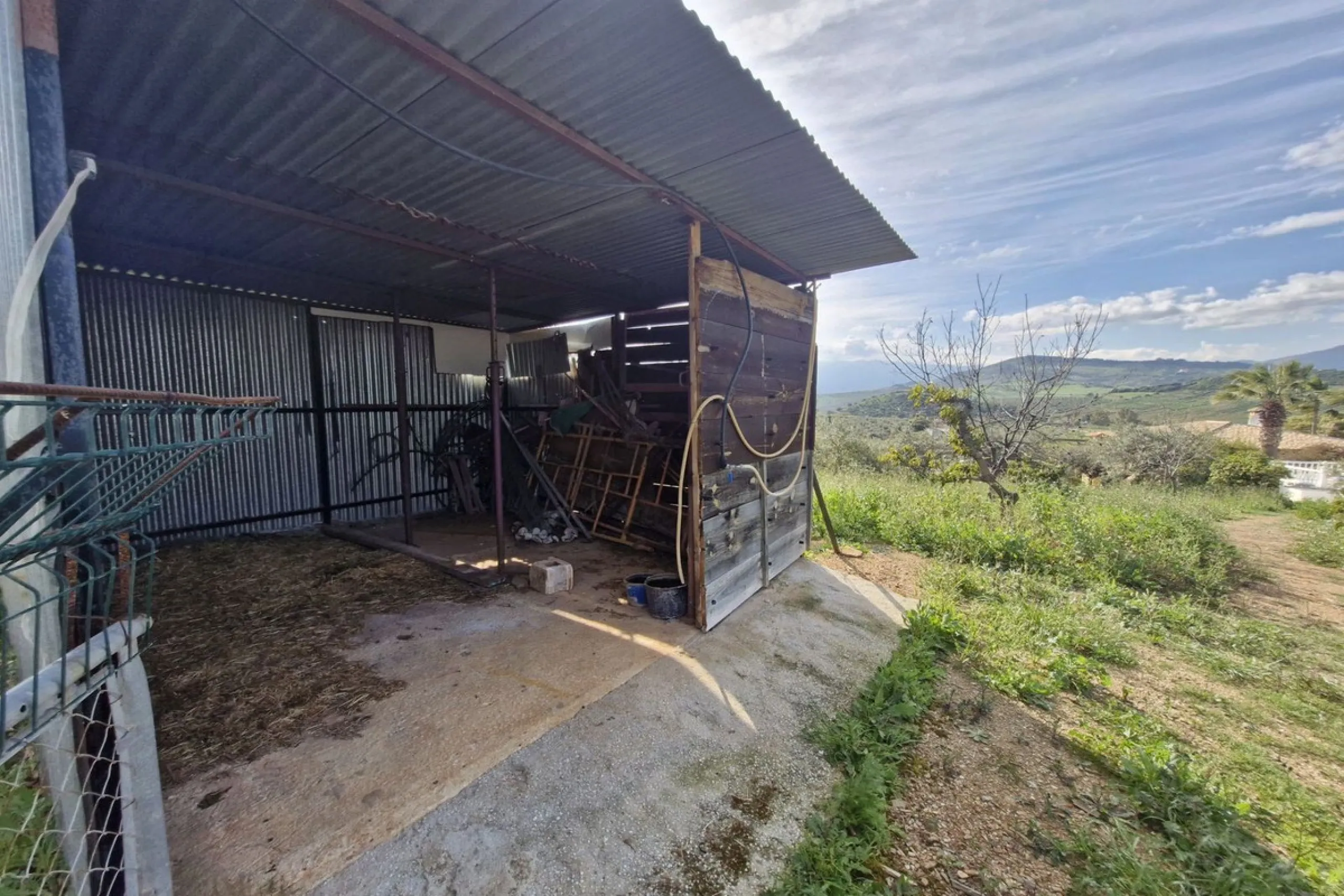 Set in the peaceful countryside on the outskirts of Coín, this charming 3-bedroom, 2-bathroom finca offers space, privacy, and beautiful open views across the surrounding mountains and cocuntryside.
