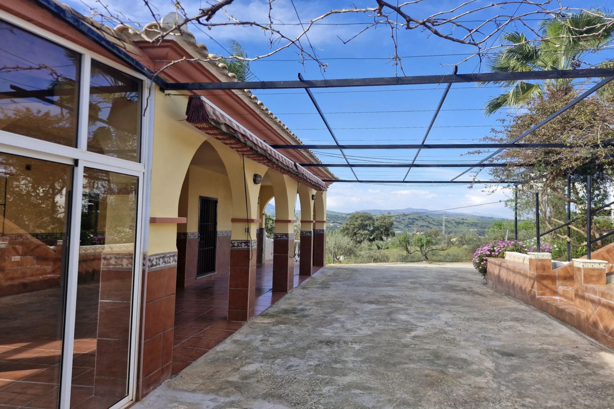 Set in the peaceful countryside on the outskirts of Coín, this charming 3-bedroom, 2-bathroom finca offers space, privacy, and beautiful open views across the surrounding mountains and cocuntryside.