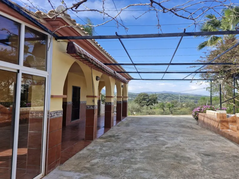Set in the peaceful countryside on the outskirts of Coín, this charming 3-bedroom, 2-bathroom finca offers space, privacy, and beautiful open views across the surrounding mountains and cocuntryside.