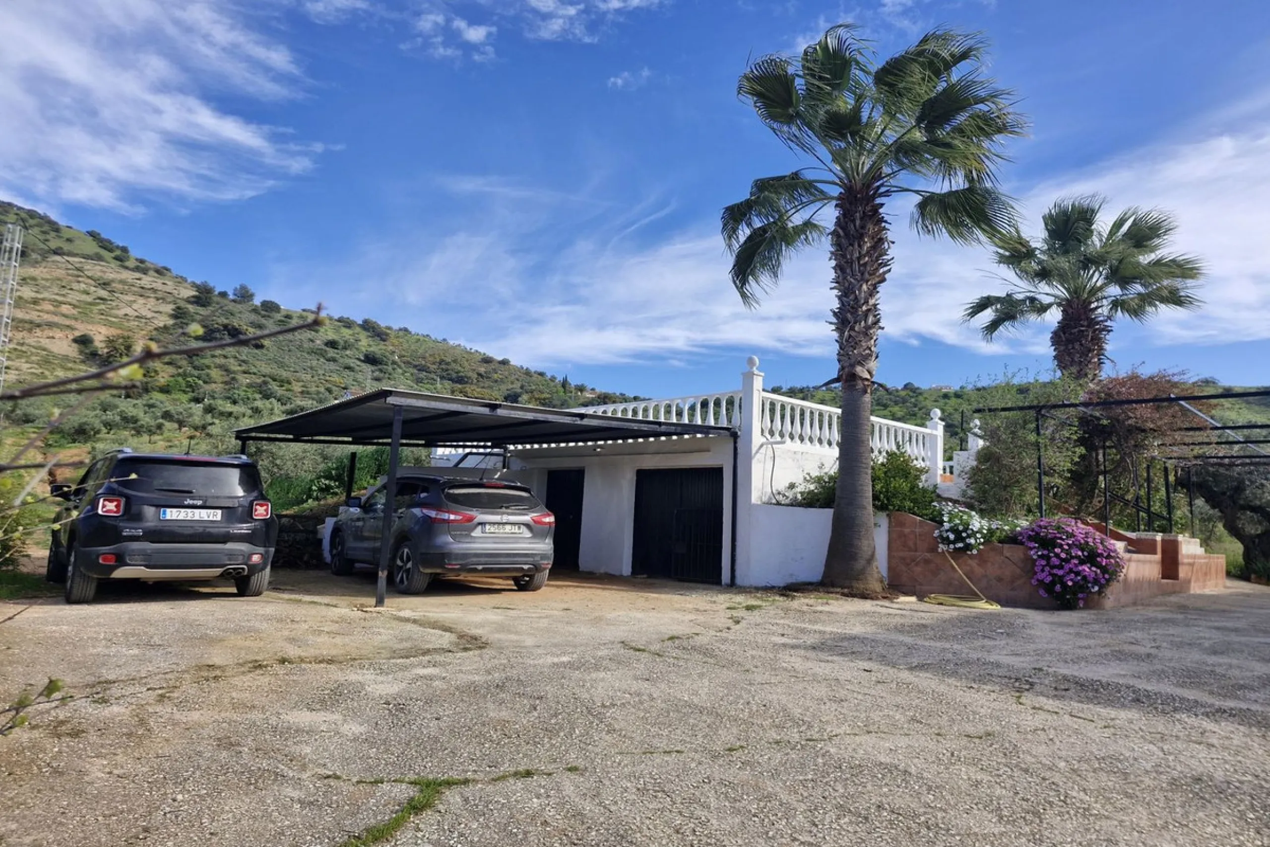 Set in the peaceful countryside on the outskirts of Coín, this charming 3-bedroom, 2-bathroom finca offers space, privacy, and beautiful open views across the surrounding mountains and cocuntryside.