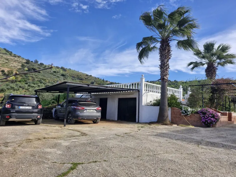 Set in the peaceful countryside on the outskirts of Coín, this charming 3-bedroom, 2-bathroom finca offers space, privacy, and beautiful open views across the surrounding mountains and cocuntryside.