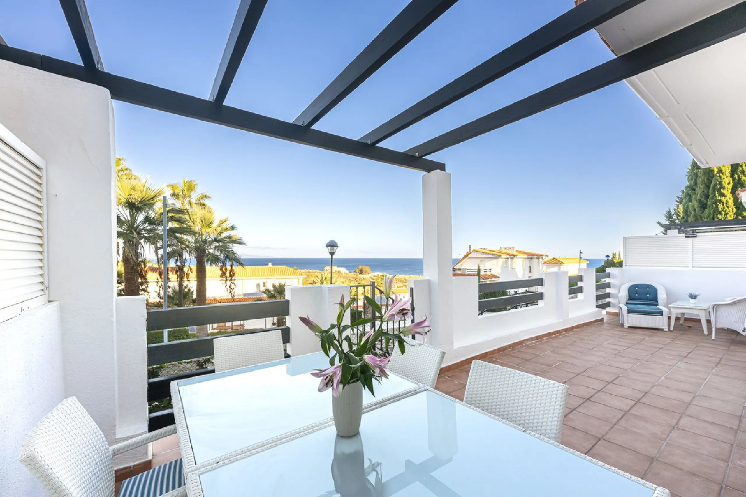 This beautiful two-bedroom, two-bathroom, raised ground-floor apartment is located in a residential area of ​​Andalusian-style townhouses. The property was completely renovated in 2025 and comes fully furnished. The terrace and all windows offer beautiful
