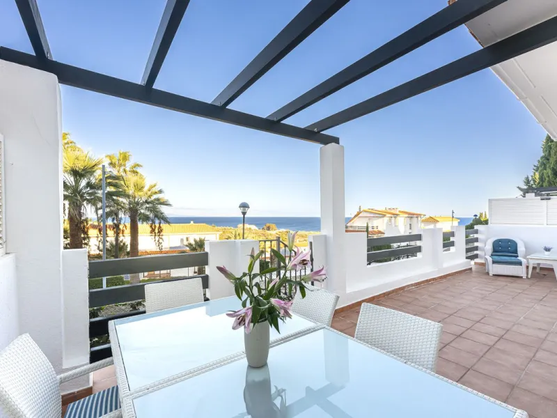 This beautiful two-bedroom, two-bathroom, raised ground-floor apartment is located in a residential area of ​​Andalusian-style townhouses. The property was completely renovated in 2025 and comes fully furnished. The terrace and all windows offer beautiful