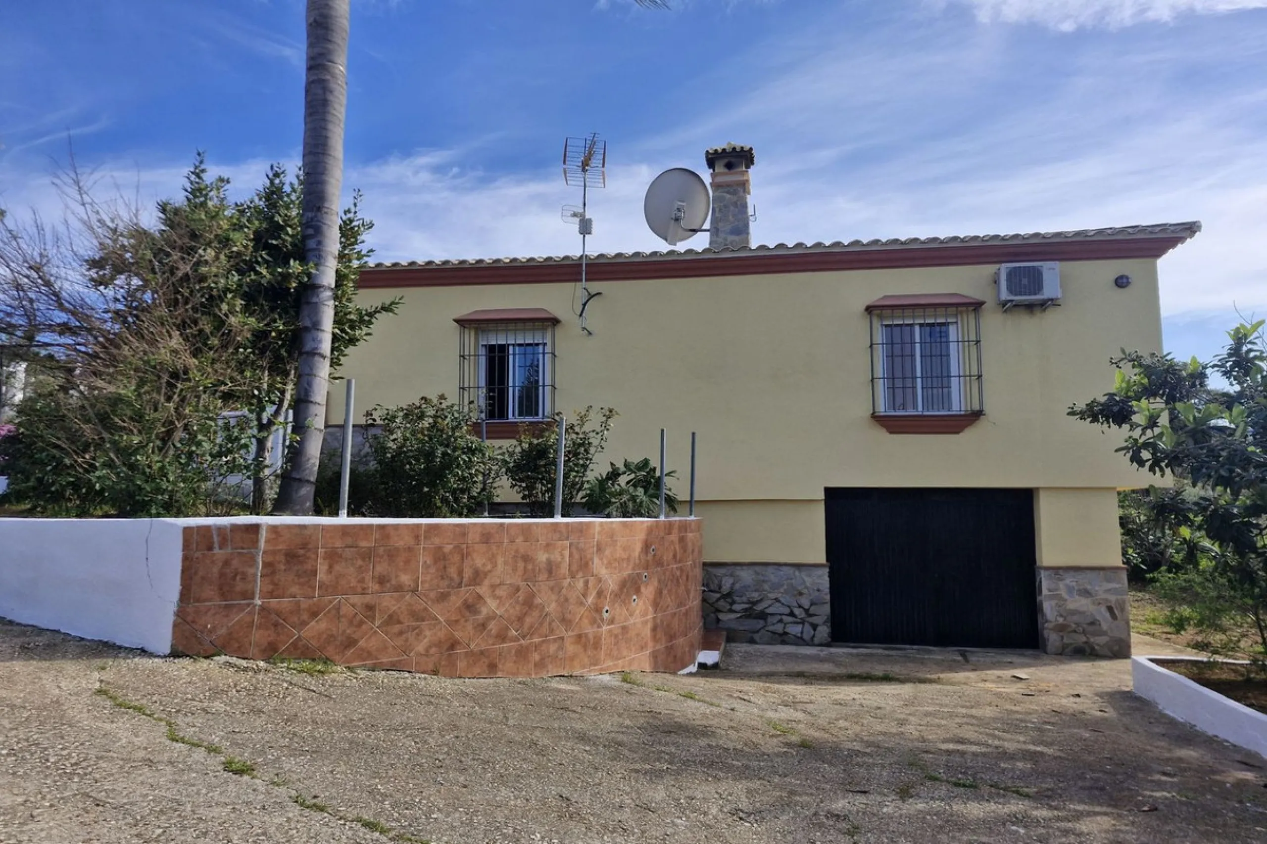 Set in the peaceful countryside on the outskirts of Coín, this charming 3-bedroom, 2-bathroom finca offers space, privacy, and beautiful open views across the surrounding mountains and cocuntryside.