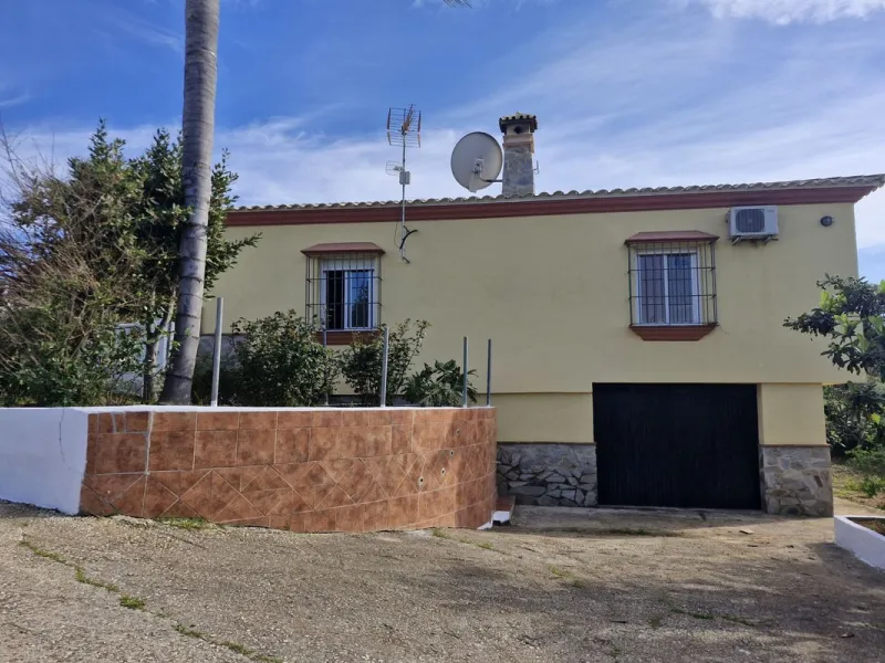 Set in the peaceful countryside on the outskirts of Coín, this charming 3-bedroom, 2-bathroom finca offers space, privacy, and beautiful open views across the surrounding mountains and cocuntryside.