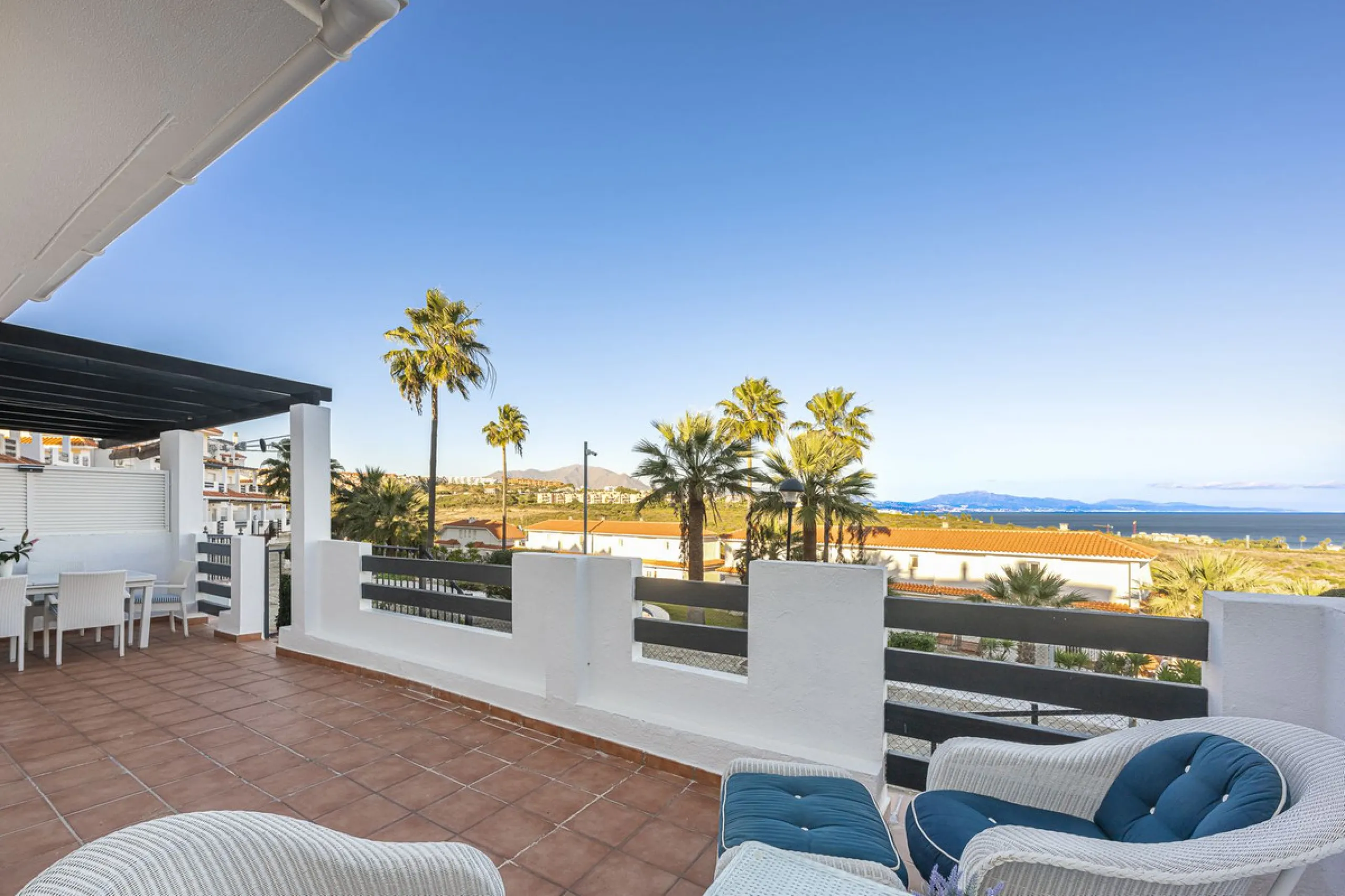 This beautiful two-bedroom, two-bathroom, raised ground-floor apartment is located in a residential area of ​​Andalusian-style townhouses. The property was completely renovated in 2025 and comes fully furnished. The terrace and all windows offer beautiful