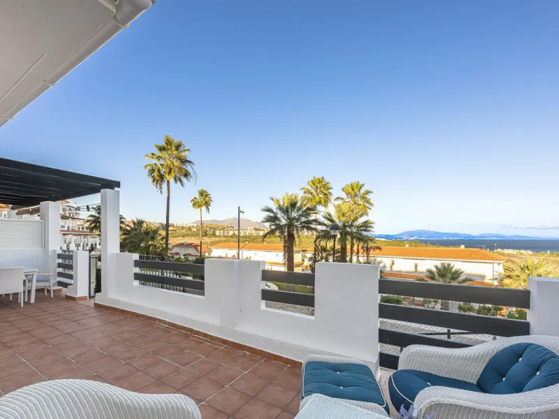 This beautiful two-bedroom, two-bathroom, raised ground-floor apartment is located in a residential area of ​​Andalusian-style townhouses. The property was completely renovated in 2025 and comes fully furnished. The terrace and all windows offer beautiful