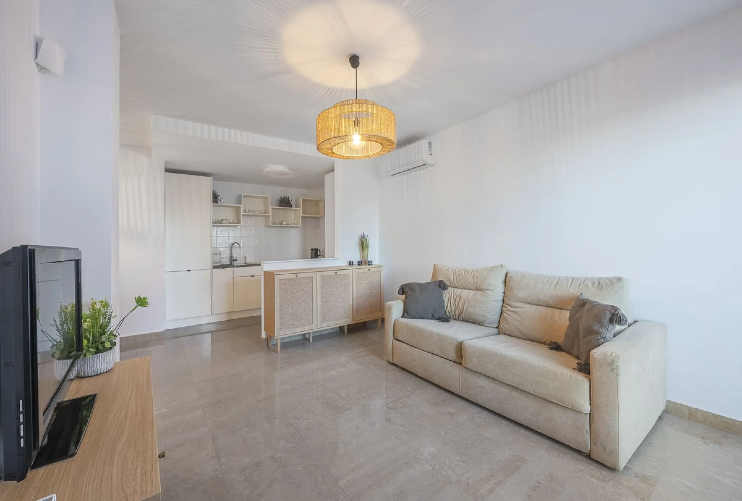 This beautiful two-bedroom, two-bathroom, raised ground-floor apartment is located in a residential area of ​​Andalusian-style townhouses. The property was completely renovated in 2025 and comes fully furnished. The terrace and all windows offer beautiful