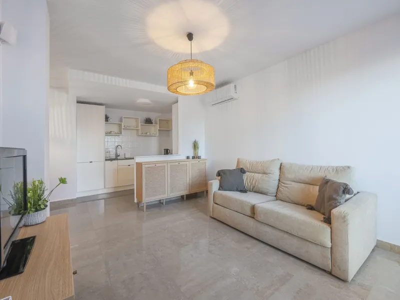 This beautiful two-bedroom, two-bathroom, raised ground-floor apartment is located in a residential area of ​​Andalusian-style townhouses. The property was completely renovated in 2025 and comes fully furnished. The terrace and all windows offer beautiful