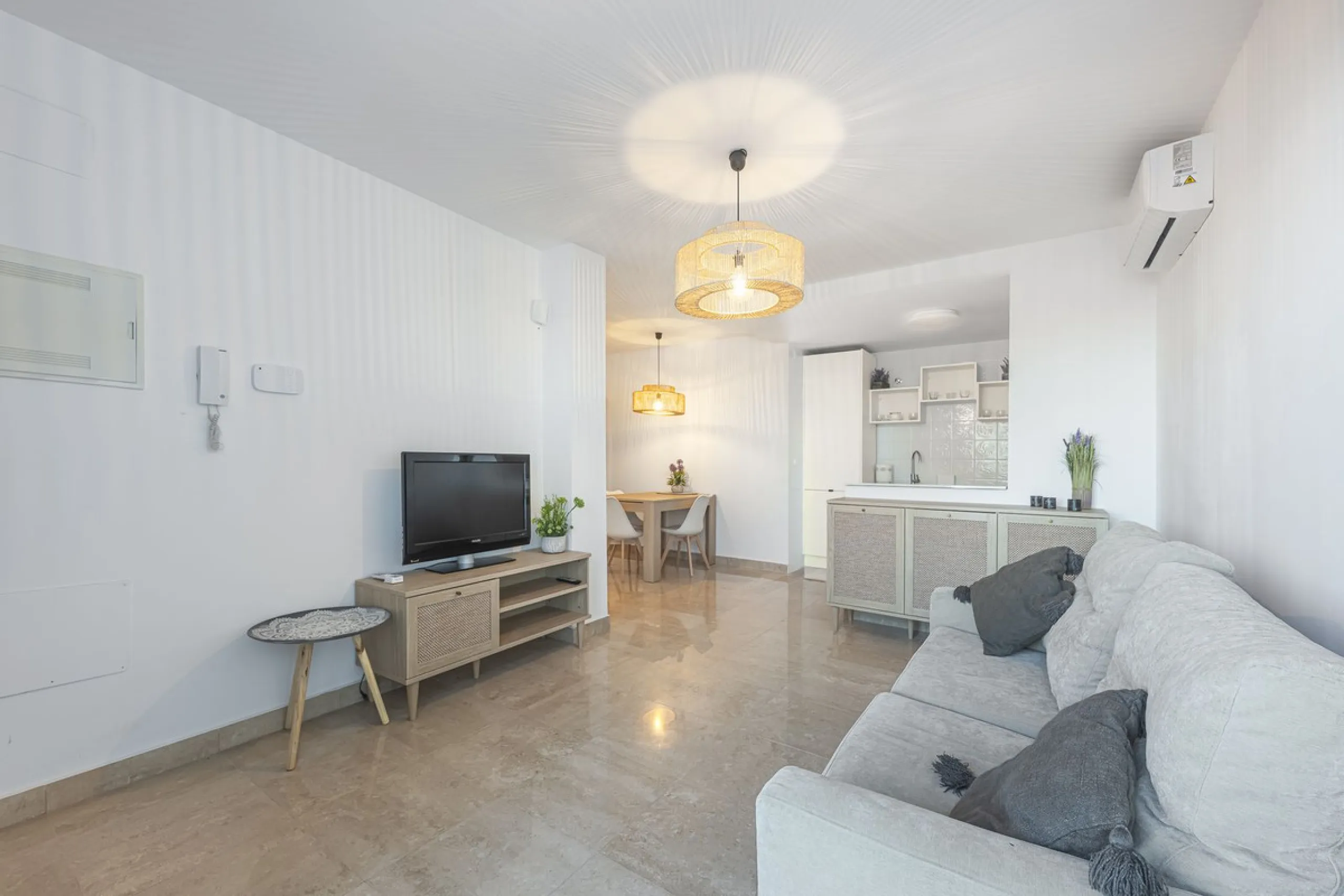 This beautiful two-bedroom, two-bathroom, raised ground-floor apartment is located in a residential area of ​​Andalusian-style townhouses. The property was completely renovated in 2025 and comes fully furnished. The terrace and all windows offer beautiful