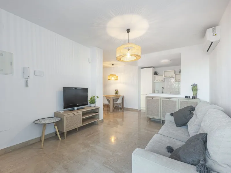 This beautiful two-bedroom, two-bathroom, raised ground-floor apartment is located in a residential area of ​​Andalusian-style townhouses. The property was completely renovated in 2025 and comes fully furnished. The terrace and all windows offer beautiful