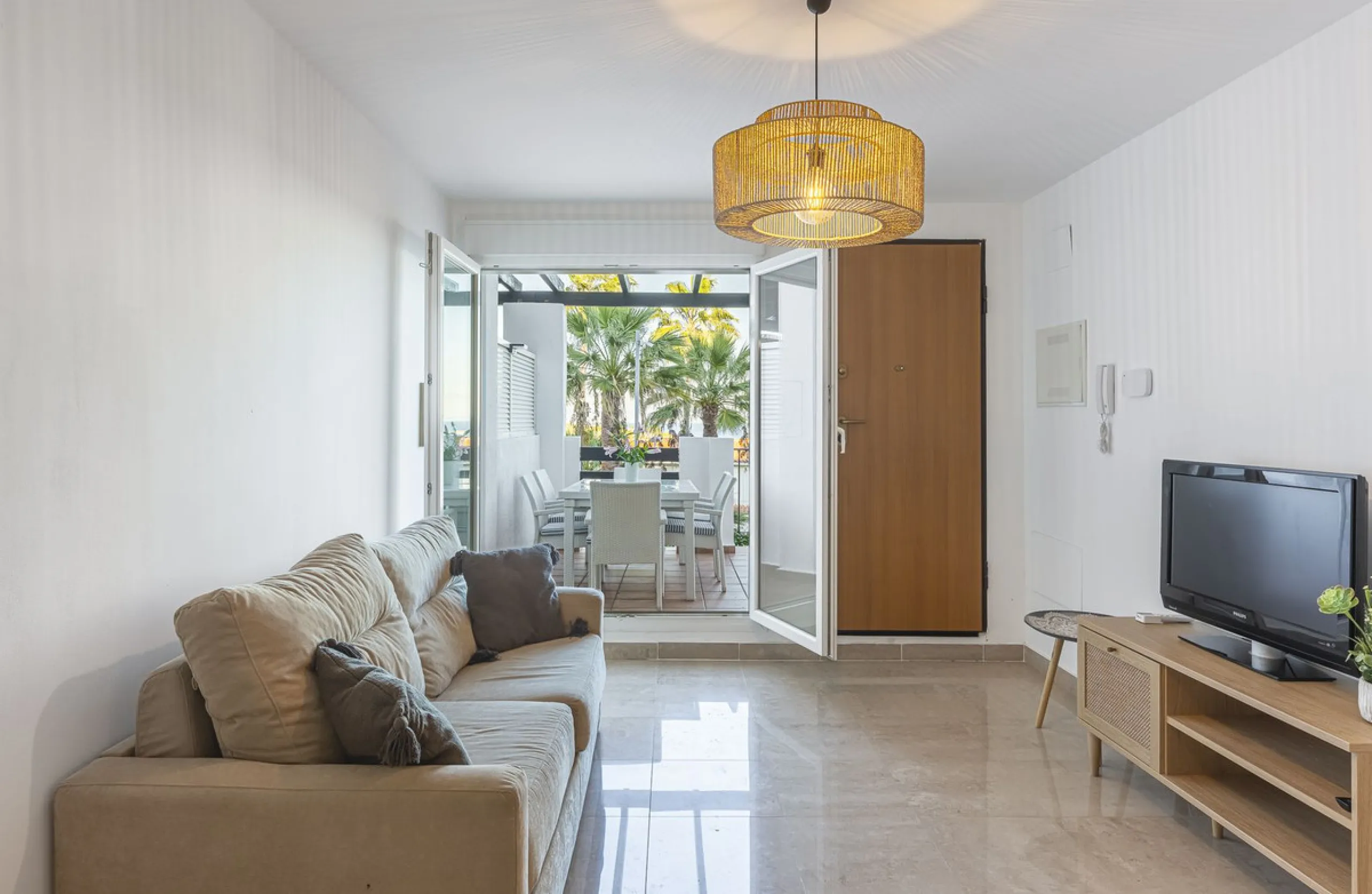 This beautiful two-bedroom, two-bathroom, raised ground-floor apartment is located in a residential area of ​​Andalusian-style townhouses. The property was completely renovated in 2025 and comes fully furnished. The terrace and all windows offer beautiful