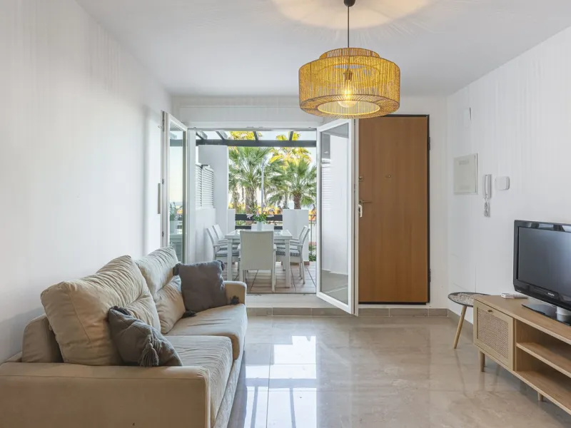 This beautiful two-bedroom, two-bathroom, raised ground-floor apartment is located in a residential area of ​​Andalusian-style townhouses. The property was completely renovated in 2025 and comes fully furnished. The terrace and all windows offer beautiful