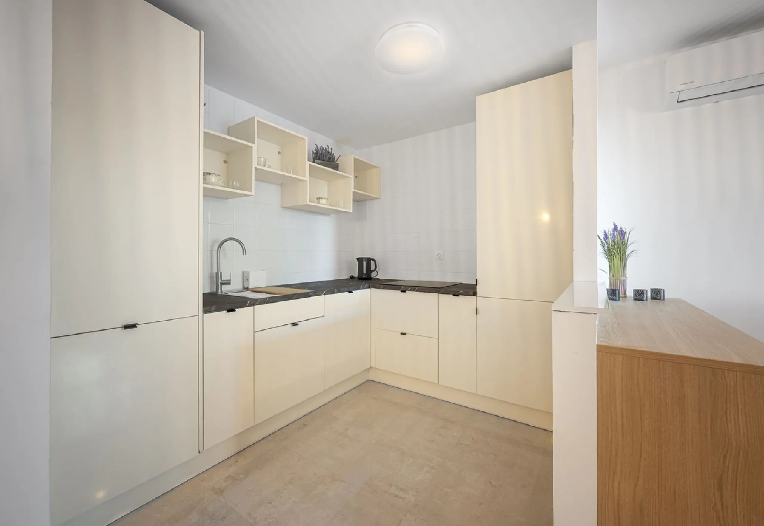 This beautiful two-bedroom, two-bathroom, raised ground-floor apartment is located in a residential area of ​​Andalusian-style townhouses. The property was completely renovated in 2025 and comes fully furnished. The terrace and all windows offer beautiful