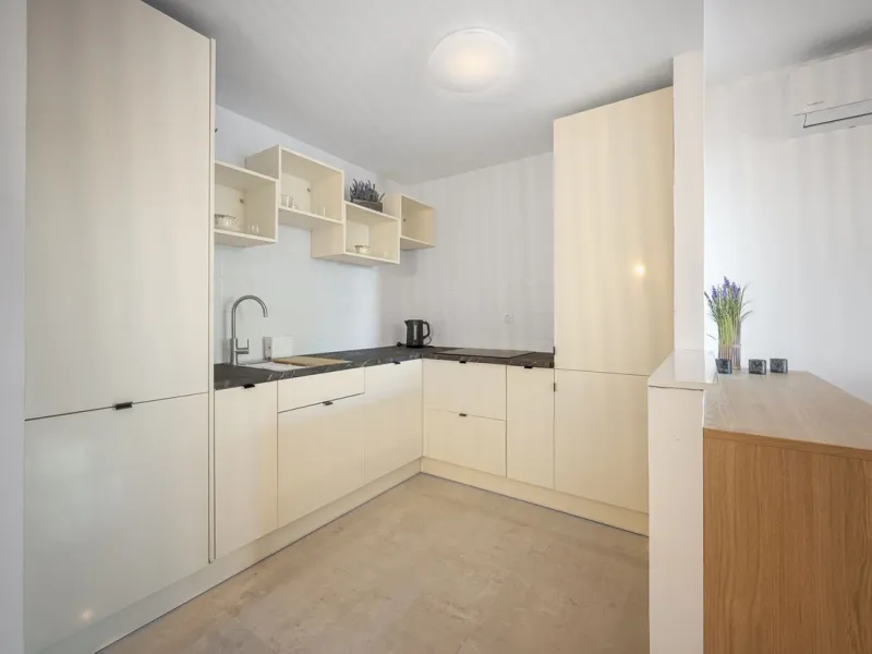 This beautiful two-bedroom, two-bathroom, raised ground-floor apartment is located in a residential area of ​​Andalusian-style townhouses. The property was completely renovated in 2025 and comes fully furnished. The terrace and all windows offer beautiful