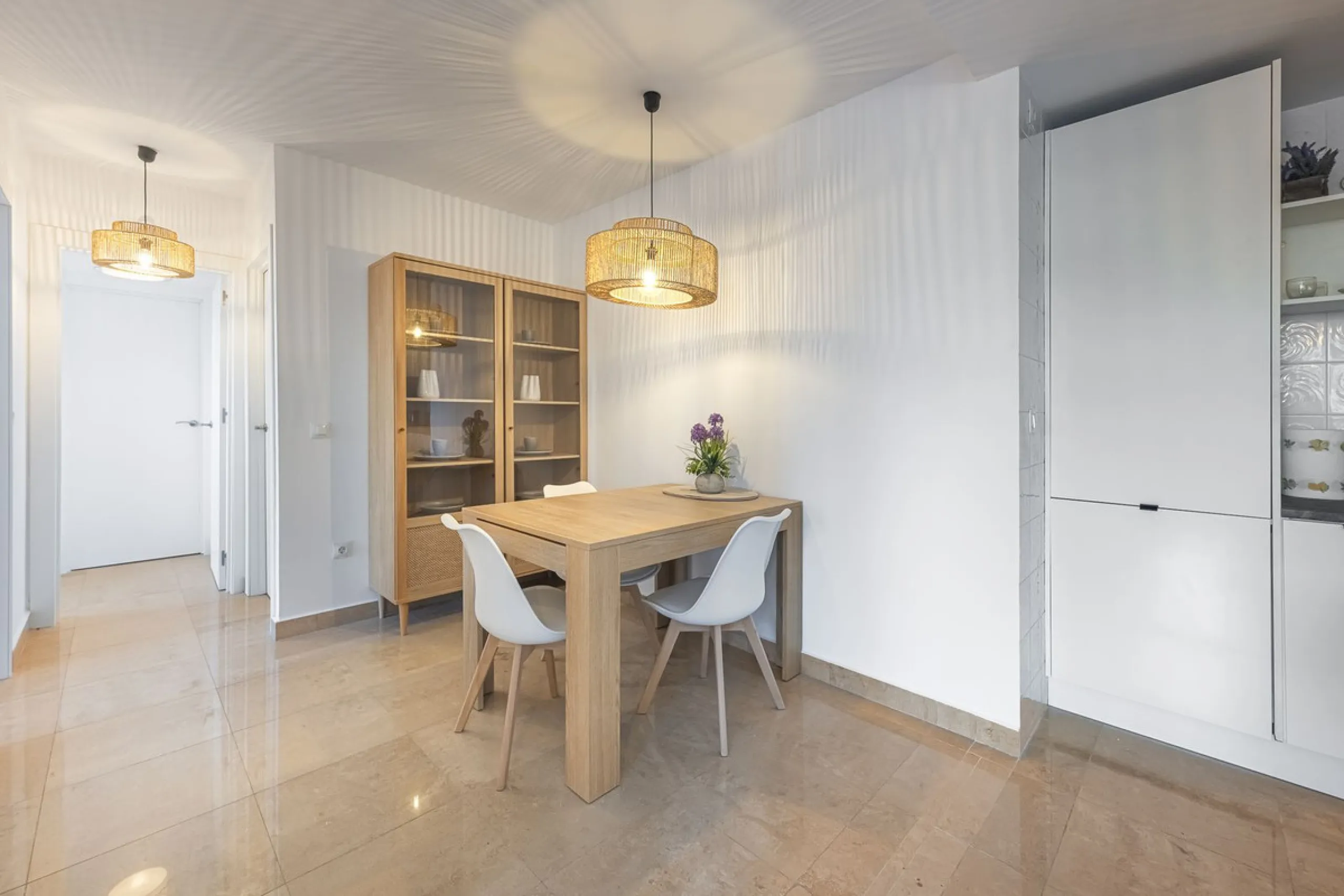 This beautiful two-bedroom, two-bathroom, raised ground-floor apartment is located in a residential area of ​​Andalusian-style townhouses. The property was completely renovated in 2025 and comes fully furnished. The terrace and all windows offer beautiful