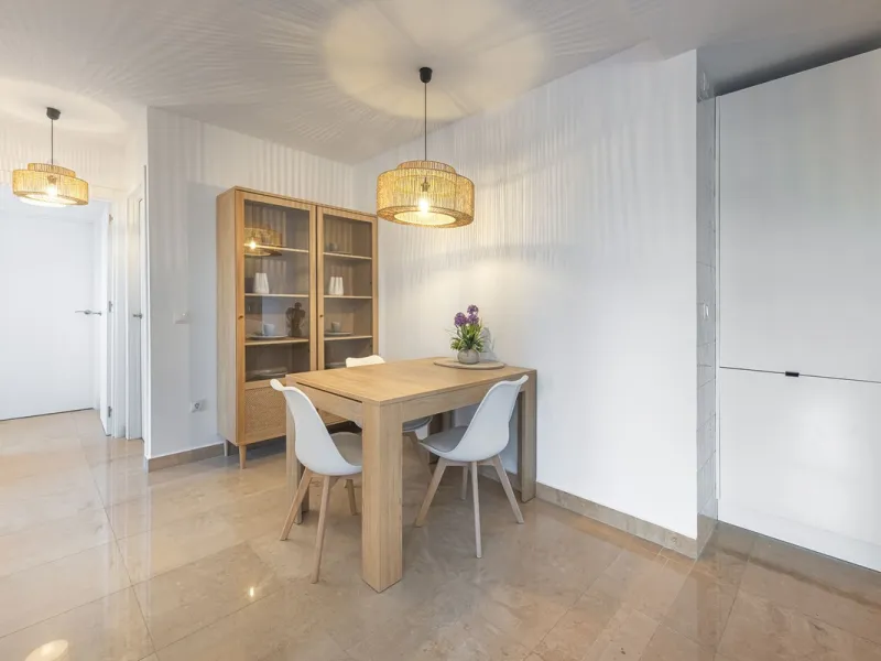This beautiful two-bedroom, two-bathroom, raised ground-floor apartment is located in a residential area of ​​Andalusian-style townhouses. The property was completely renovated in 2025 and comes fully furnished. The terrace and all windows offer beautiful